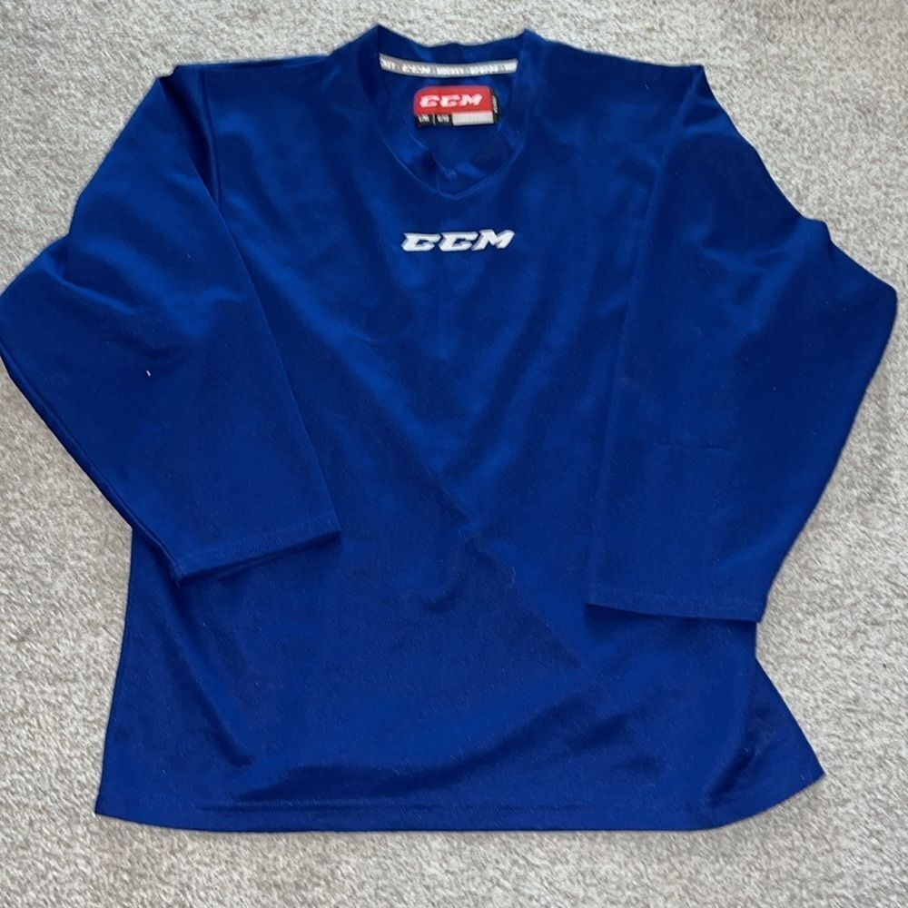 CCM Duke Royal Blue Used Practice Ice Hockey Jersey L/XL Youth Kids Poly w/pulls